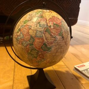 Beautiful double access globe on metal pedestal. Perfect decor for a book shelf.